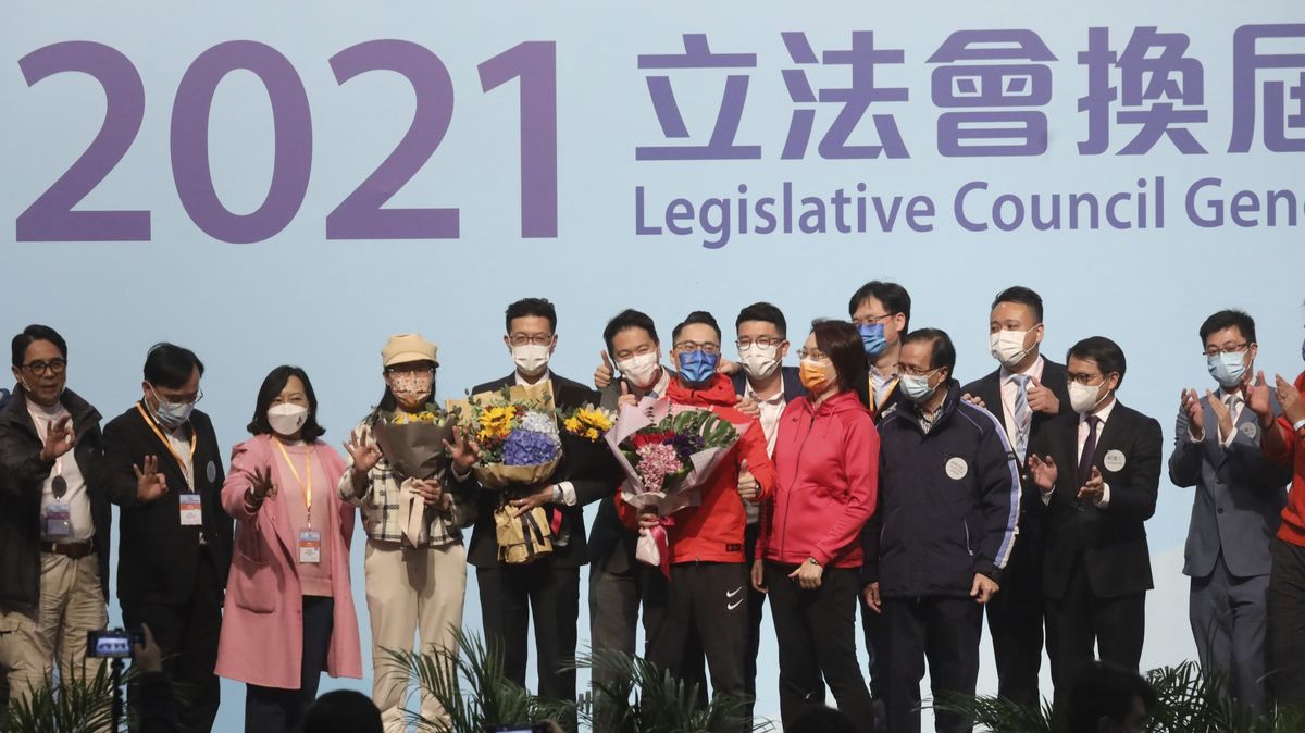 Volby v Hongkongu vyhráli kandidáti věrní čínské komunistické vládě